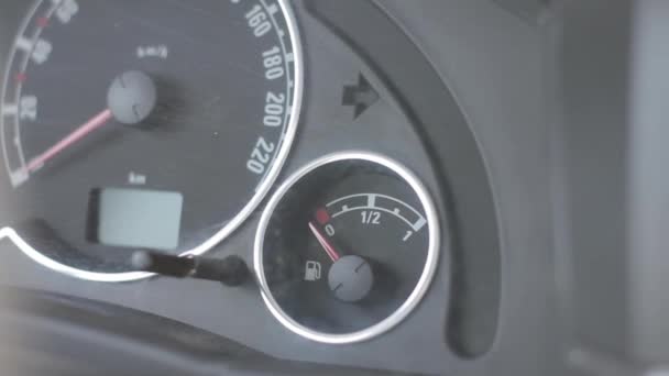 Dashboard met brandstof en de motor temperatuur indicator — Stockvideo