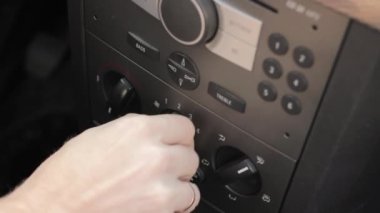 Adam el araba İklim kontrol düğmeye basar. Sıcaklık regülatörü soğuk ve sıcak hava ısıtmalı