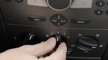 Adam el araba İklim kontrol düğmeye basar. Sıcaklık regülatörü soğuk ve sıcak hava ısıtmalı