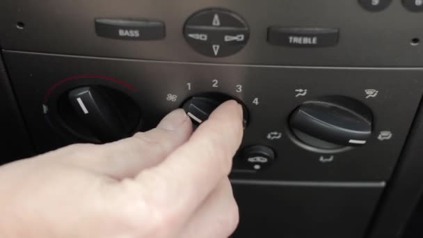 La mano dell'uomo preme il pulsante di controllo del clima dell'auto. Regolatore temperatura aria fredda e calda riscaldata — Video Stock