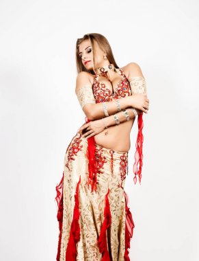 Arap dans hafif bir arka plan üzerinde güzel bir tombul kadın tarafından gerçekleştirilen