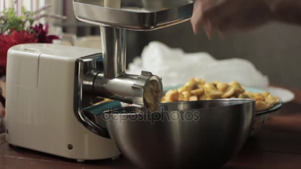 Squeezing apple with apple press for applesauce in small family production — Stock Video