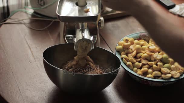 Squeezing apple with apple press for applesauce in small family production — Stock Video