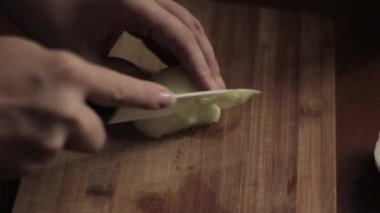 kadın soğan ahşap bir gemide keser.