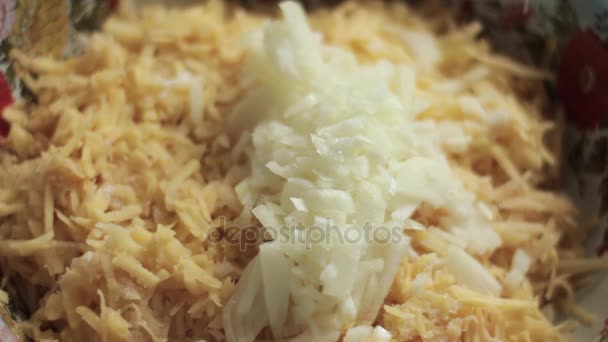Ingredientes de ravioles, patatas cortadas y cebollas en una taza de metal — Vídeo de stock