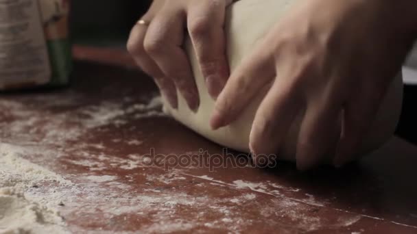 Le mani di donna impastando la pasta su tavolo. cottura di cibo su una cucina — Video Stock