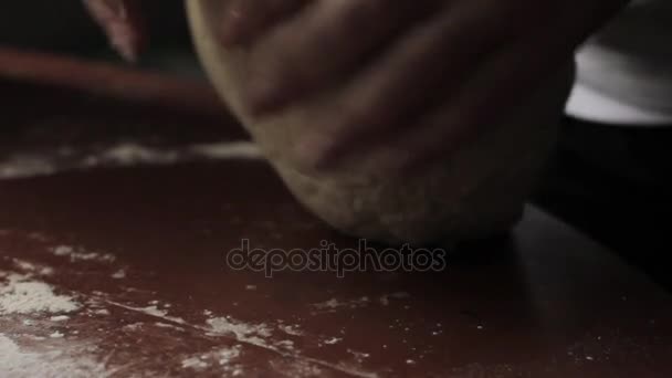 Vrouw handen kneden deeg op tafel. koken voedsel op een keuken — Stockvideo