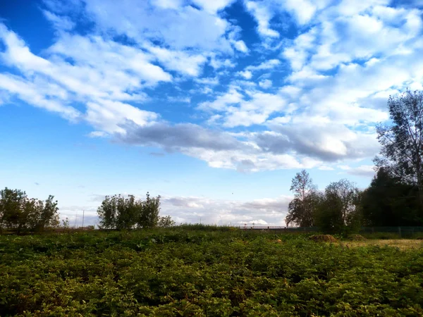 Nubes de tormenta en un cielo sobre el campo de la aldea — Foto de Stock