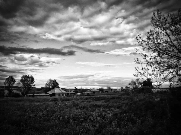 Nuages orageux sur un ciel au-dessus du champ du village — Photo