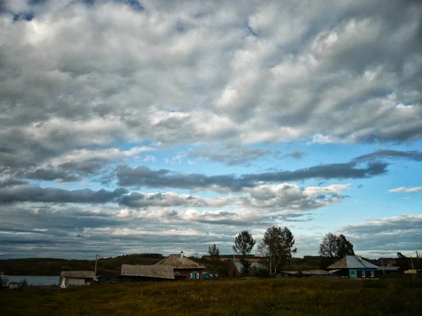 Bouřková mračna na obloze nad vesnici pole — Stock fotografie