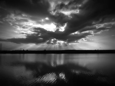 Günbatımı Gölü, fırtına bulutları yansıyan su yüzeyinde