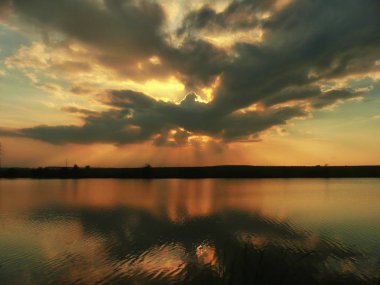 Günbatımı Gölü, fırtına bulutları yansıyan su yüzeyinde