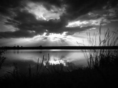 Günbatımı Gölü, fırtına bulutları yansıyan su yüzeyinde