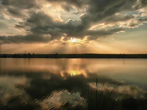 Günbatımı Gölü, fırtına bulutları yansıyan su yüzeyinde