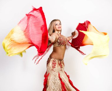 Fanlar ve bir güzel dolgun kadın tarafından gerçekleştirilen şeritler ile Arap dans