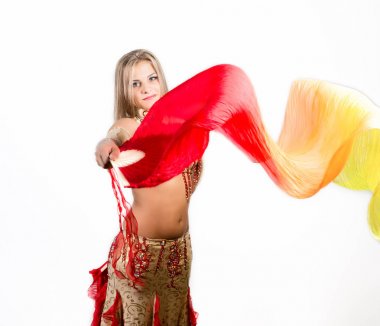 Fanlar ve bir güzel dolgun kadın tarafından gerçekleştirilen şeritler ile Arap dans