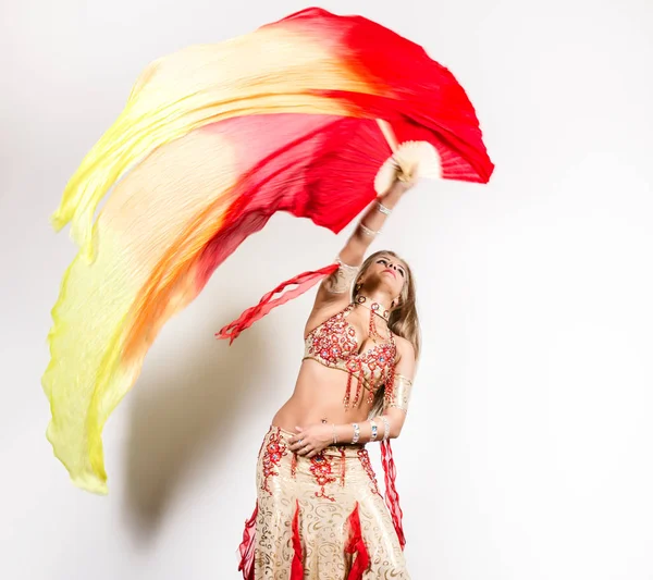 Dança árabe com fãs e fitas realizadas por uma bela mulher gorda — Fotografia de Stock