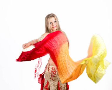 Fanlar ve bir güzel dolgun kadın tarafından gerçekleştirilen şeritler ile Arap dans