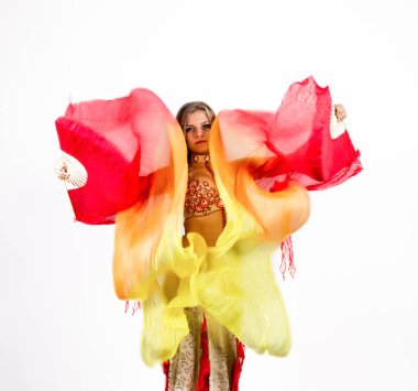 Fanlar ve bir güzel dolgun kadın tarafından gerçekleştirilen şeritler ile Arap dans