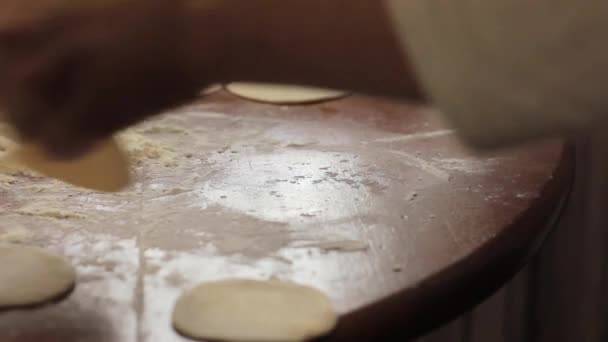 Равиоли ингредиенты, приготовить домашние пельмени на столе, мучные — стоковое видео