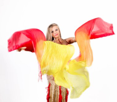 Fanlar ve bir güzel dolgun kadın tarafından gerçekleştirilen şeritler ile Arap dans