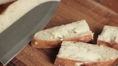 bir parça kırsal ekmek üzerine tereyağı ve kahve bir ahşap eski tablo. Kahvaltı