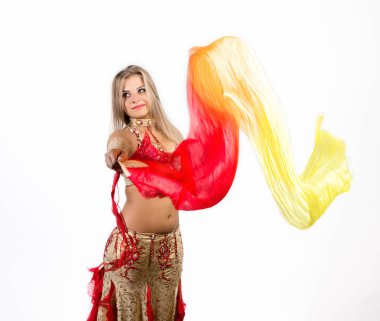 Fanlar ve bir güzel dolgun kadın tarafından gerçekleştirilen şeritler ile Arap dans