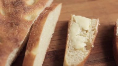 bir parça kırsal ekmek üzerine tereyağı ve kahve bir ahşap eski tablo. Kahvaltı