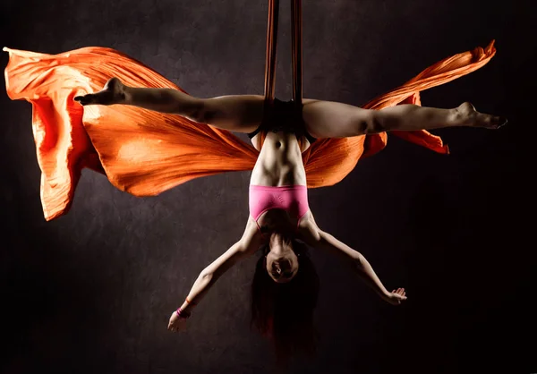 Hermosa bailarina sexy en seda aérea, contorsión agraciada, acróbata realiza un truco en cintas — Foto de Stock