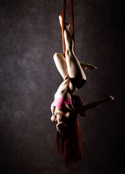 Hermosa bailarina sexy en seda aérea, contorsión agraciada, acróbata realiza un truco en cintas — Foto de Stock