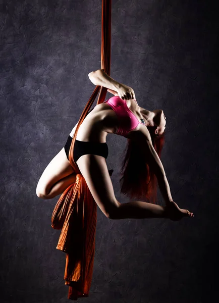 Mooie sexy danser op luchtfoto zijde, sierlijke terugplooit, voert acrobat een truc op een linten — Stockfoto