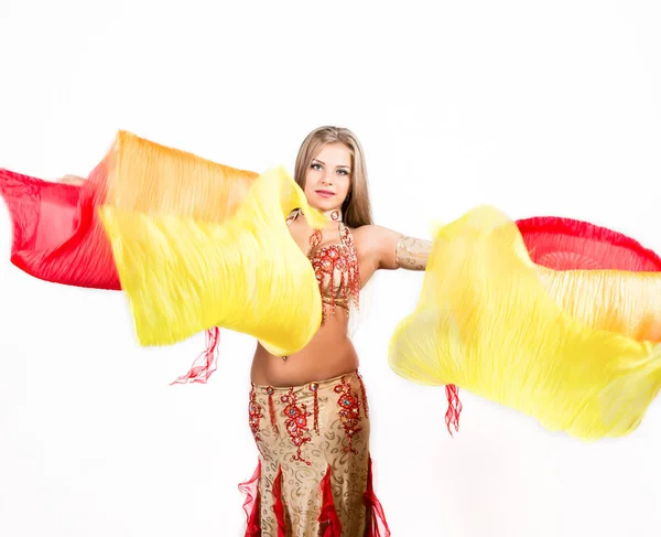 Danza araba con fan e nastri eseguita da una bella donna grassoccia — Foto Stock