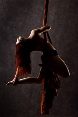 Güzel seksi dansçı hava ipek, zarif eğme, acrobat bir numara bir şeritler gerçekleştirir