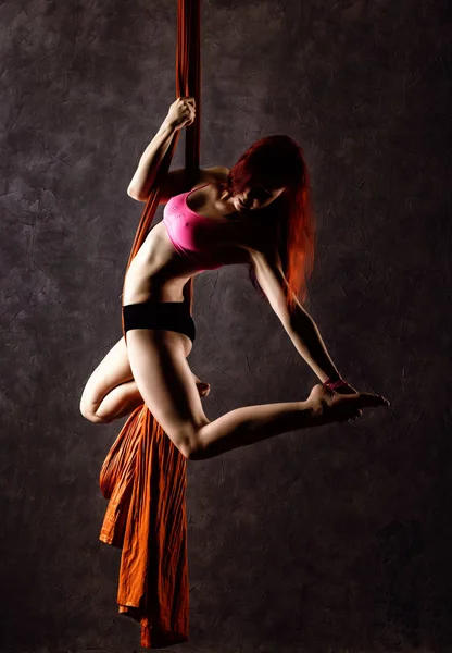 Hermosa bailarina sexy en seda aérea, contorsión agraciada, acróbata realiza un truco en cintas — Foto de Stock