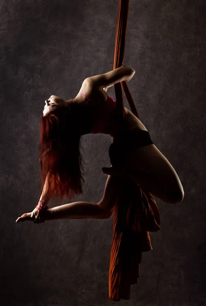 Güzel seksi dansçı hava ipek, zarif eğme, acrobat bir numara bir şeritler gerçekleştirir