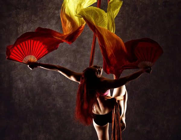 Bela dançarina sexy na seda aérea, contorção graciosa, acrobata executa um truque em uma fita — Fotografia de Stock