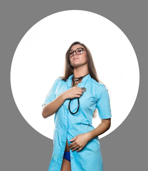 Sexy doctora con estetoscopio sobre un círculo blanco y fondo negro —  Fotos de Stock