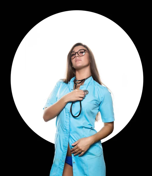 Sexy doctora con estetoscopio sobre un círculo blanco y fondo negro —  Fotos de Stock