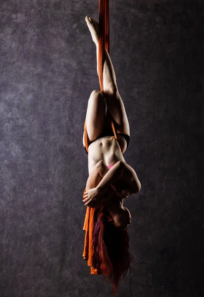 Όμορφη σέξι χορεύτρια σε εναέρια μετάξι, χαριτωμένη σύσπαση, ακροβάτης εκτελεί ένα τέχνασμα για μια κορδέλες — Φωτογραφία Αρχείου