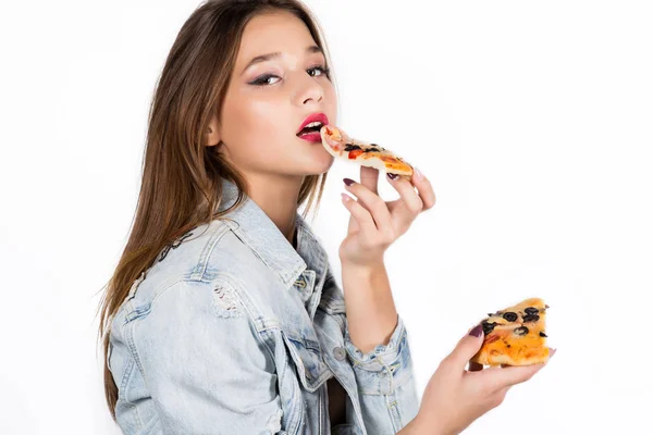 Glada mode kvinna som håller en bit pizza. Flicka äter pizza — Stockfoto