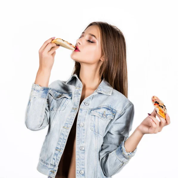 一个快乐的时尚女人拿着一块披萨。吃比萨饼的女孩 — 图库照片