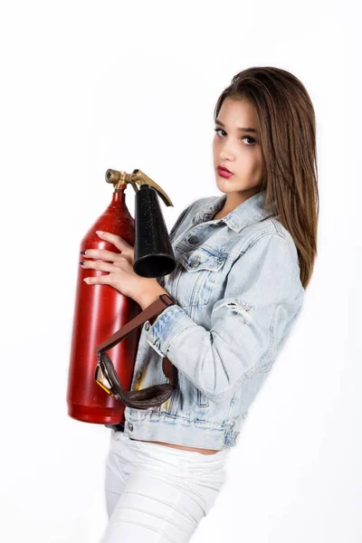 Sexy sensual bombero femenino con un extintor de incendios rojo — Foto de Stock