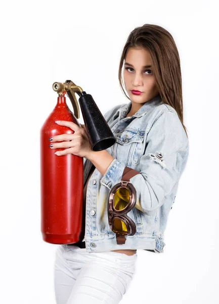 Pemadam kebakaran wanita seksi sensual dengan pemadam kebakaran merah — Stok Foto