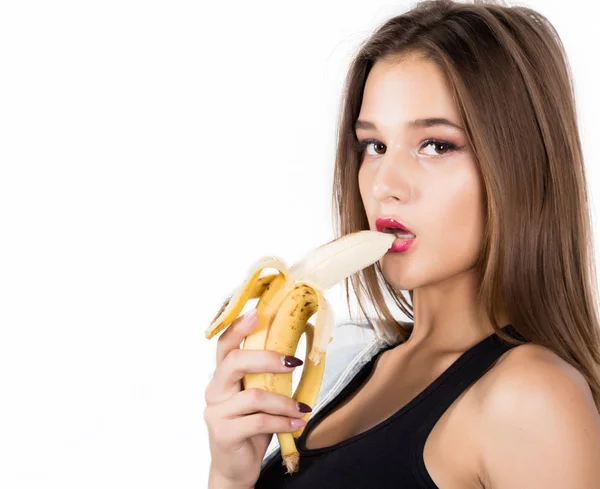 Ung vacker kvinna äta banan på vit bakgrund — Stockfoto