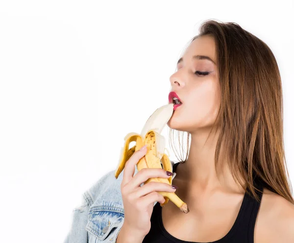 Młoda kobieta zmysłowy jedzenie banana na białym tle. koncepcja prowokacja — Zdjęcie stockowe