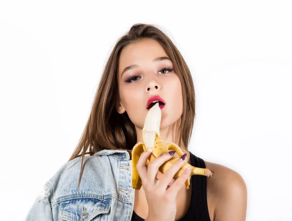 Ung sensuell kvinna äta banan på vit bakgrund. provokation-konceptet — Stockfoto