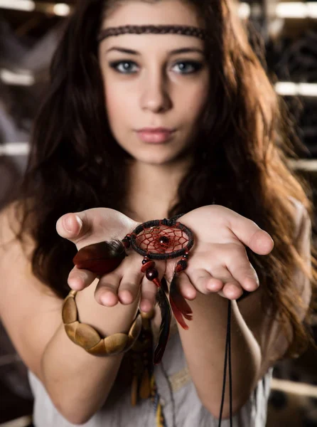 Eğleniyor ve maskot tutan genç hippi boho kadın