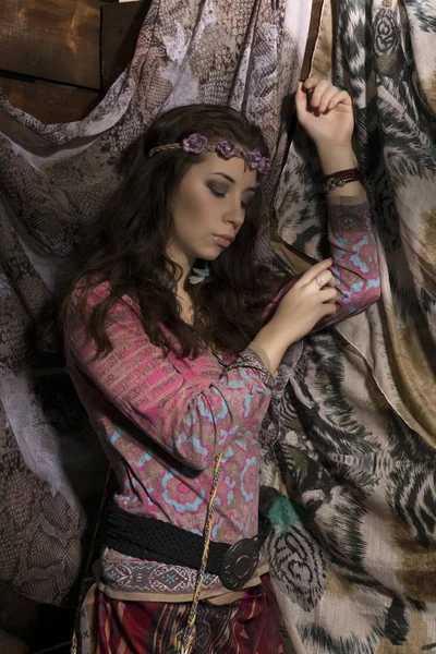 Bellezza hippie boho donna posa su uno sfondo di legno — Foto Stock