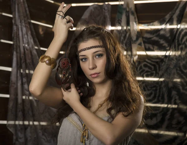 Genç hippi boho kadın maskot ahşap zemin ile poz veriyor