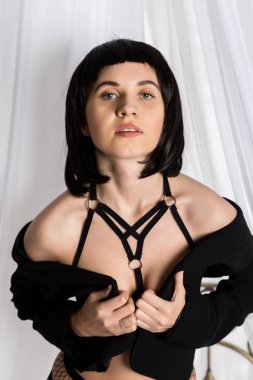 Beyaz bir arka plan üzerinde güzel bir esmer portresi. Vintage tarzı.